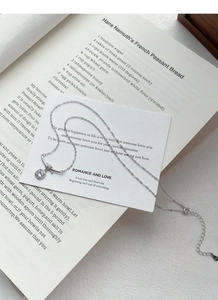 Dettaglio della collana in argento S925 con ciondolo a fiocco scintillante e cuore