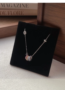 Dettaglio della collana in argento S925 con anelli in zircone arcobaleno su velluto