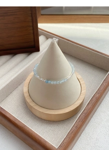 Dettaglio del bracciale in argento S925 con perle di acquamarina su display