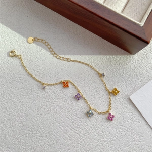 Bracelet élégant en argent S925 doré avec cinq pendentifs trèfles en zircon coloré