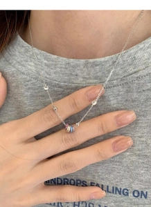 Dettaglio della collana in argento S925 con anelli arcobaleno e ciondoli in zirconia