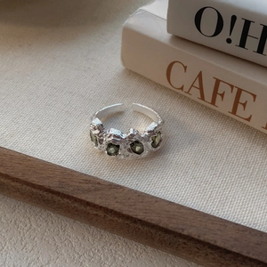 Anello regolabile in argento S925 con trama irregolare e pietre preziose verdi