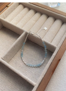 Vista dettagliata del ciondolo a cuore in argento S925 e perle in pietra acquamarina