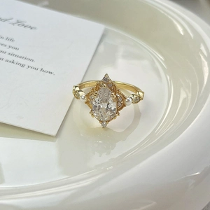 Anello vintage in argento S925 con gemma a pera e delicate perle bianche
