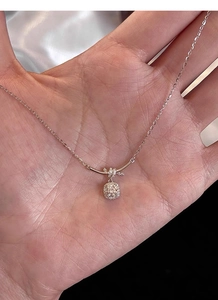 Dettaglio della collana in argento S925 con diamante cushion e design a nodo unico