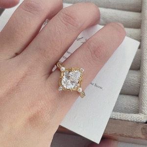 Anello vintage in argento S925 con grande gemma a pera e piccole perle bianche