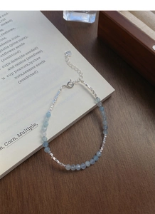 Dettaglio del bracciale in argento S925 con pietre di acquamarina e ciondolo a cuore
