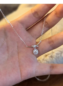 Vista ravvicinata della collana in argento S925 con ciondolo di diamante quadrato a mano