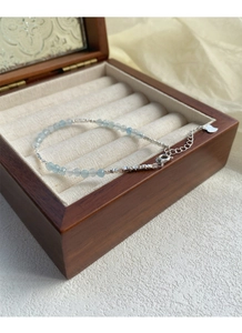 Dettaglio di un bracciale in argento S925 con perle di acquamarina in scatola di legno