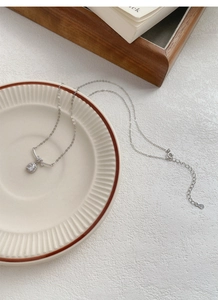 Dettaglio della collana in argento sterling S925 con ciondolo a nodo e cristallo