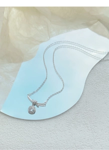 Dettaglio della collana a nodo in argento S925 con pendente in zircone su specchio