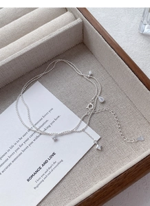 Détail de la chaîne double rang en argent S925 avec breloques zircon en goutte