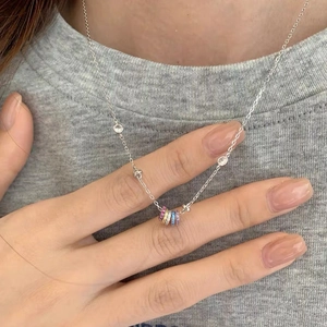 Collana in argento sterling S925 con cinque anelli in zircone arcobaleno su catena fine
