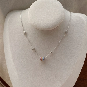 Collana in argento S925 con pendenti a cerchi di zirconi arcobaleno su busto da gioielli