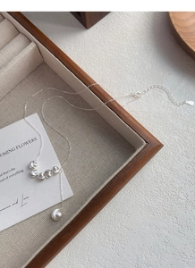 Detailansicht der 925er Sterling Silber Halskette mit Perle und Metallperlen-Anhänger