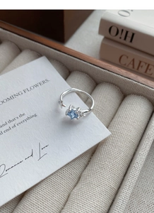 Nahaufnahme des 925 Silber Rings mit blauem Sternstein auf einer Luxus-Displaykarte