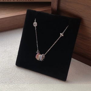 Collana in argento sterling S925 con cinque anelli in zircone arcobaleno su supporto