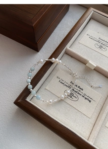 Gros plan sur bracelet en argent S925 avec aigue-marine bleue et perles d'eau douce
