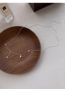 Vue détaillée du collier en argent S925 avec zircons en goutte et chaîne à billes fine