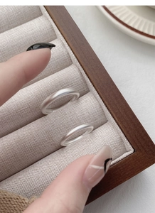 Vue macro de bagues en argent sterling 999 au fini mat avec gravure de poinçon S999