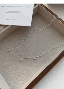 Détail du collier en argent S925 avec pendentifs en zircone dans une boîte en bois élégante