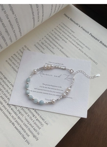 Détail d'un bracelet en argent S925 avec perles d'eau douce et pierres bleu marine