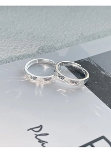 Détail de la texture étoilée en argent massif S999 et de la bague ajustable ouverte