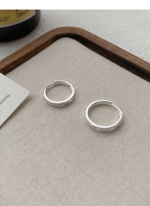 Vue détaillée de bagues réglables en argent S999 avec motif étoilé et texture givrée