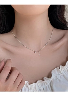 Vue détaillée du collier en perles d'argent S925 avec cinq zircons en goutte d'eau