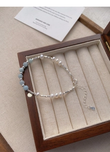 Détail du poinçon S925 sur le bracelet en argent avec pierres bleues et perles fines