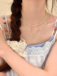 Détail du collier double rang en argent S925 avec mini perles et pendentifs zircon