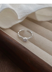 Close-up of S925 sterling silver hammered texture ring with round zircon gemstone
