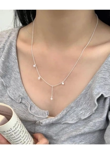 Détail du collier en argent S925 avec pendentifs en zircon portés par un modèle