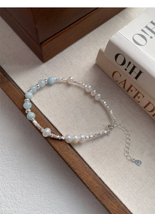 Détail du poinçon S925 en argent sur bracelet en aigue-marine et perles d'eau douce