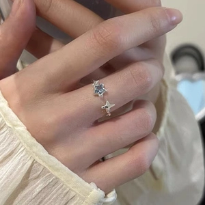 Offener Ring aus 925er Silber mit hellblauem Sternen-Edelstein an der Hand