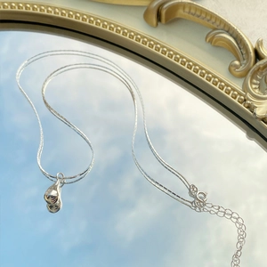 Elegant S925 sterling silver waterdrop pendant necklace for women with minimalist style
