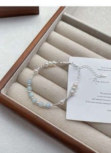 Vue détaillée du bracelet en argent S925 avec perles d'eau douce et aigue-marine