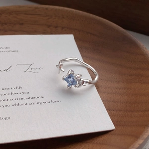 Unregelmäßiger Ring aus 925er Sterlingsilber mit einem hellblauen sternförmigen Edelstein
