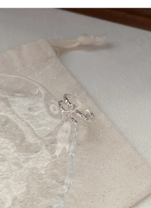 Dettaglio anello doppio strato argento S925 regolabile con zirconi tondi e rettangolari