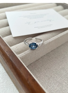 Dettaglio dell'anello in argento S925 con gemma blu e finitura dalla trama granulosa