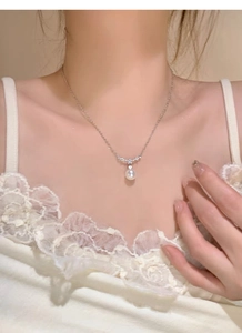 Dettaglio della collana in argento S925 con diamanti brillanti e una grande perla bianca