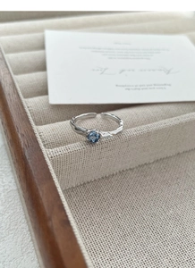 Macro di anello in argento S925 con trama irregolare e zircone blu in scatola regalo