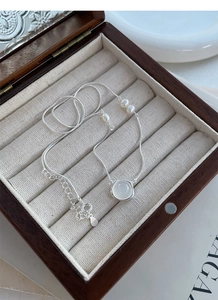 Dettaglio collana in argento 925 con perla d'acqua dolce e gemma in scatola portagioie