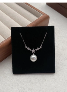 Dettaglio della collana a fiori in argento sterling S925 con perla e intarsio di zirconi