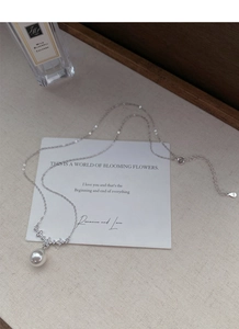 Dettaglio della collana di perle in argento S925 che mostra la trama fine e il marchio