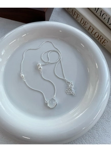 Dettaglio del marchio S925 in argento sterling su una collana con perle naturali