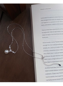 Dettaglio del punzone in argento sterling S925 sulla collana con perla e fiore e chiusura
