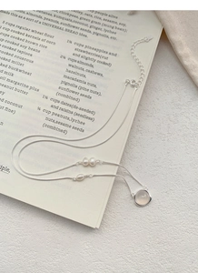 Dettaglio della collana in argento S925 con pendente in calcedonio traslucido e perle