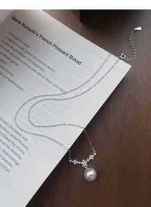Dettaglio della collana in argento S925 con pendente a fiore in perla e zirconi luce