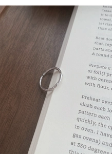 Dettaglio dell'anello in argento sterling S925 con trama martellata a mano e marchio